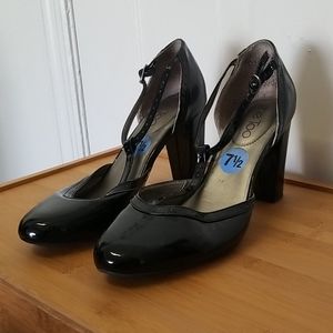 Me Too heels 7 1/2 closed toe EUC
